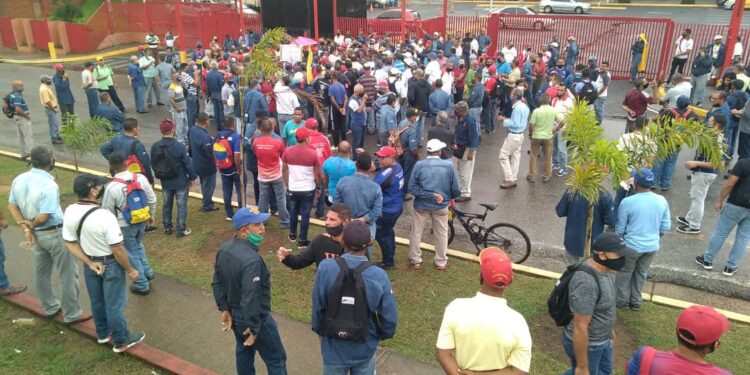 Asamblea de trabajadores en Pto. Ordaz frente a CVG. 8 de febrero 2021. Foto @bettoben64