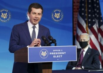 El secretario de Transporte de Estados Unidos, Pete Buttigieg. Foto de archivo.