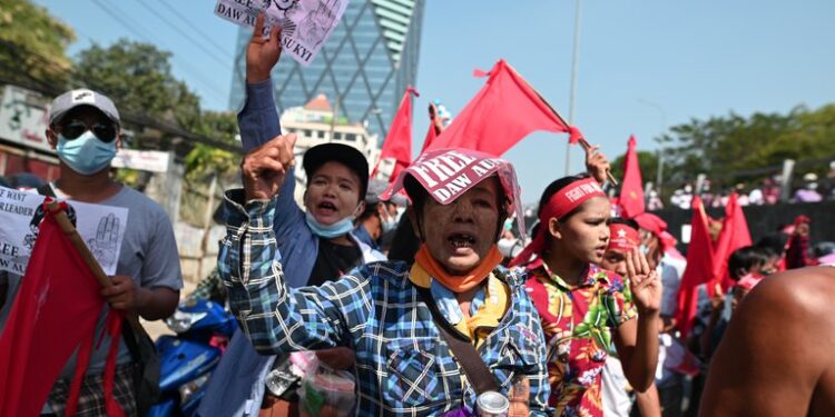 Los manifestantes sostienen carteles durante una protesta contra el golpe militar y exigen la liberación de la líder electa Aung San Suu Kyi, en Yangon, Myanmar, el 13 de febrero de 2021. REUTERS / Stringer