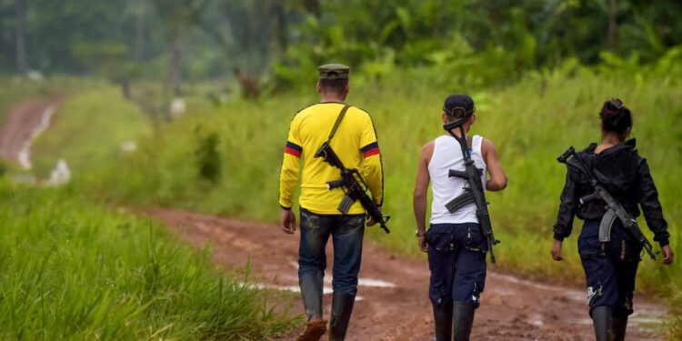 Dissident guerrilla leader who goes by the name Aldemar (L), member of the First Front of the Revolutionary Armed Forces of Colombia (FARC), and other rebels, patrol the jungle along the Inirida River in Guaviare Department, Colombia, on September 26, 2017.
Aldemar is one of several dissident guerrilla leaders who rejected a December peace deal that saw FARC rebels disarm after a half-century of war against the state. Like other dissidents, he is now a man wanted dead or alive by military patrols combing the jungle. FARC officially became a political party at a special congress in September 2017 but Aldemar says his jungle holdouts "haven't changed an iota of our ideology." / AFP PHOTO / Raul ARBOLEDA