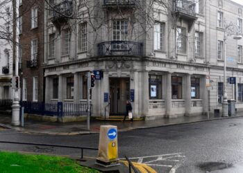 Dublin (Ireland), 19/02/2021.- A pedestrian passes by a branch of Ulster Bank in Dublin, Ireland, 19 February 2021. Irish lender NatWest on 19 February 2021 confirmed it was withdrawing its brand Ulster Bank from the Republic of Ireland market. (Irlanda) EFE/EPA/AIDAN CRAWLEY
