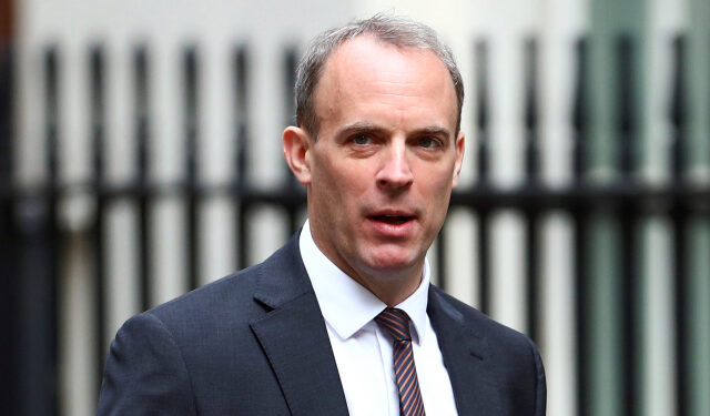 FOTO DE ARCHIVO: El ministro de Asuntos Exteriores británico, Dominic Raab, llega a Downing Street para asistir a una reunión del gabinete en Londres, Reino Unido, el 14 de julio de 2020. REUTERS/Hannah McKay