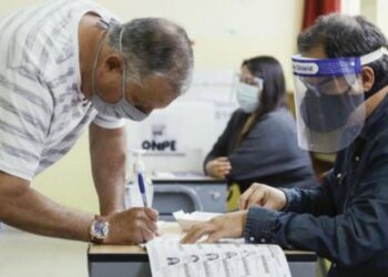 Miembro de mesa órgano electoral Perú. Foto agencias.