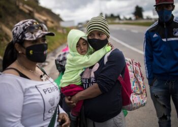 Migrantes venezolanos descansan en su camino hacia Bogotá, pasando por Tunja, Colombia. el 6 de octubre de 2020. Foto AP