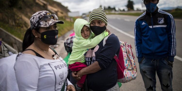 Migrantes venezolanos descansan en su camino hacia Bogotá, pasando por Tunja, Colombia. el 6 de octubre de 2020. Foto AP