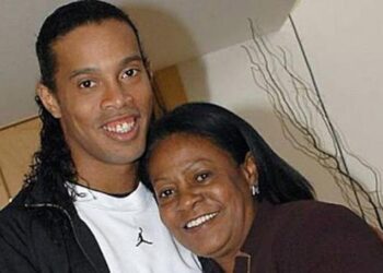 Miguelina Elói Assis dos Santos (+) y su hijo el exfutbolísta Ronaldinho. Foto de archivo.