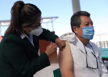 Una enfermera vacuna a una persona, hoy martes como parte de la jornada de vacunación a adultos mayores en el municipio de Arteaga, en el estado de Coahuila (México). EFE/Antonio Ojeda