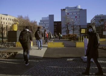 Varias personas hacen cola en Berlín para realizarse el test PCR necesario para viajar. Foto EFE