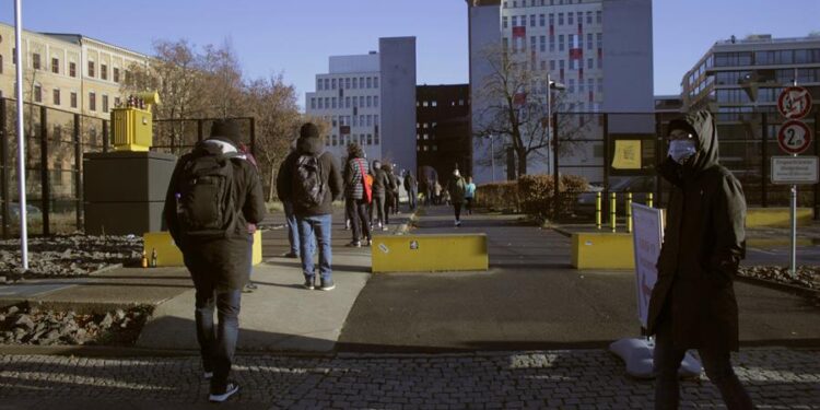 Varias personas hacen cola en Berlín para realizarse el test PCR necesario para viajar. Foto EFE