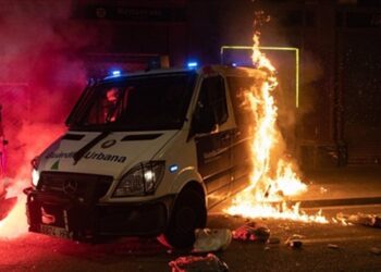 Queman una furgoneta de la Guardia Urbana de Barcelona durante la manifestación de Barcelona en apoyo a Pablo Hasel
LORENA SOPENA - EUROPA PRESS
27/2/2021