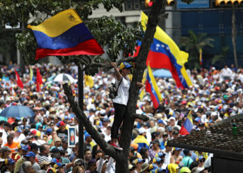 Foto de archivo de una mujer ondeando una bandera de Venezuela en una marcha contra el presidente Nicolás Maduro en Caracas. 
Nov 16, 2019. REUTERS/Fausto Torrealba