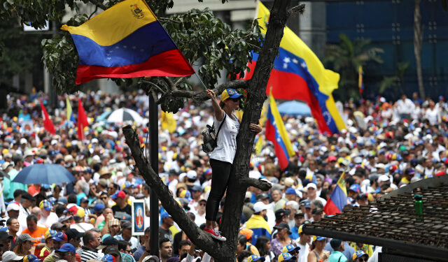 Foto de archivo de una mujer ondeando una bandera de Venezuela en una marcha contra el presidente Nicolás Maduro en Caracas. 
Nov 16, 2019. REUTERS/Fausto Torrealba