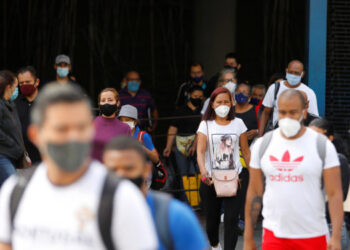 People leave the subway after Venezuela's President Nicolas Maduro announced the extension of the quarantine in the capital and other states after an increase in people infected with the coronavirus disease (COVID-19), in Caracas, Venezuela March 15, 2021. REUTERS/Leonardo Fernandez Viloria NO RESALES. NO ARCHIVES