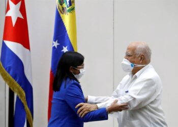 Delcy Rodríguez (i), y el viceprimer ministro de Cuba, Ricardo Cabrisas, estrechan brazos tras la firma de un convenio entre ambos países hoy, en La Habana (Cuba). Rodríguez visita la isla en el marco de la XXI Comisión Mixta Intergubernamental Cuba-Venezuela, con la que ambas naciones buscan fortalecer lazos de unión y acuerdos. EFE/ Yander Zamora