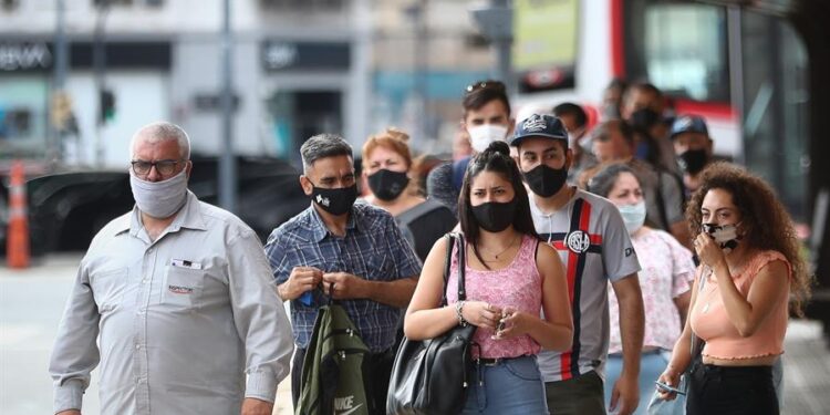 Varias personas protegidas con tapabocas como medida contra la covid-19 permanecen en las cercanías de la Estación Ferroviaria de Constitución, en Buenos Aires (Argentina). EFE/ Juan Ignacio Roncoroni/Archivo