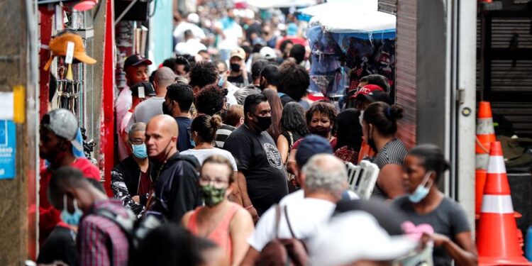 Decenas de personas caminan en una concurrida vía comercial en el centro de Sao Paulo (Brasil). EFE/ Sebastiao Moreira/Archivo