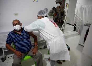 Para llevar a cabo el Plan Nacional de Vacunación Colombia ha adquirido 66,5 millones de vacunas de los laboratorios Pfizer, AstraZeneca, Moderna, Janssen y Sinovac. EFE/Ernesto Guzmán Jr./Archivo