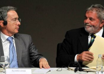 Colombian President Alvaro Uribe (L) speaks with his Brazilian counterpart Luiz Inacio Lula da Silva during a meeting with businessmen at Sao Paulo's State Industry Federation (FIESP) headquarters, in Sao Paulo, Brazil, on October 19, 2009. AFP PHOTO/Mauricio LIMA