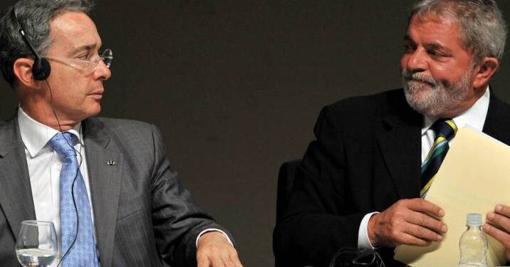 Colombian President Alvaro Uribe (L) speaks with his Brazilian counterpart Luiz Inacio Lula da Silva during a meeting with businessmen at Sao Paulo's State Industry Federation (FIESP) headquarters, in Sao Paulo, Brazil, on October 19, 2009. AFP PHOTO/Mauricio LIMA