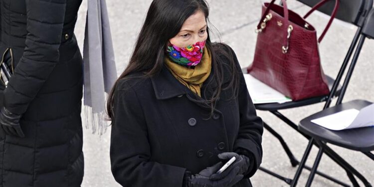 Fotografía de archivo fechada el 20 de enero de 2021 que muestra a la congresista Deb Haaland mientras asiste a la juramentación de Joe Biden como presidente estadounidense, en Washington, DC (EE.UU). El Senado de Estados Unidos confirmó este lunes como nueva secretaria del Interior del Gobierno de Joe Biden a la hasta ahora congresista Deb Haaland, convirtiéndola así en la primera persona nativa americana en asumir un puesto ministerial. EFE/EPA/Kevin Dietsch / POOL