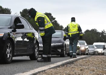 Varios guardias civiles de tráfico montan un control de carretera en la AP-6. EFE/Fernando Villar/Archivo