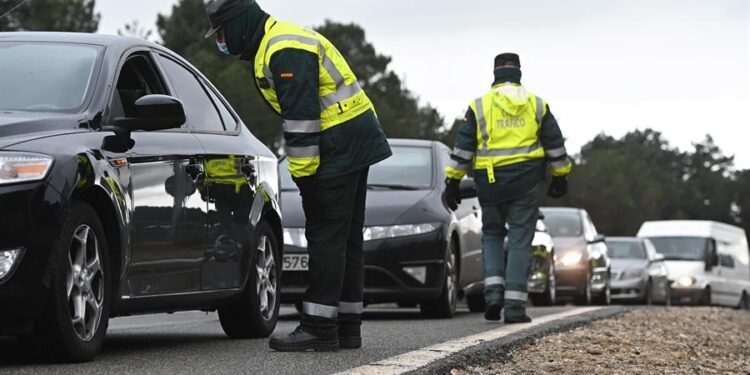 Varios guardias civiles de tráfico montan un control de carretera en la AP-6. EFE/Fernando Villar/Archivo