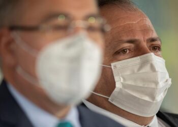 En la imagen el saliente ministro de Salud de Brasil, General Eduardo Pazuello (d), y su reemplazo, Marcelo Queiroga (i), participan en una rueda de prensa frente a la sede del Ministerio en Brasilia (Brasil). EFE/ Joédson Alves /Archivo