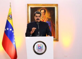 otografía cedida por prensa de Miraflores que muestra al presidente de Venezuela, Nicolás Maduro, mientras participa en un acto de gobierno hoy, en Caracas (Venezuela). Maduro, hizo este lunes un llamado a "aliviar la deuda" externa de los países en desarrollo, como una forma de ayudarles a luchar contra la pandemia de covid-19 y reanimar sus economías. EFE/ Prensa De Miraflores