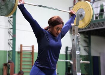 Fotografía cedida por la Secretaría del Deporte que muestra la joven ecuatoriana Tamara Salazar durante un entrenamiento el 5 de marzo de 2021 en Quito (Ecuador). Ecuador deposita sus esperanzas en el levantamiento de pesas para ampliar su lista de clasificados a los Juegos Olímpicos de Tokio 2021, y tiene por ahora a su veterana Alexandra Escobar y a la joven Tamara Salazar dentro del escalafón mundial de clasificación. EFE/Secretaría del Deporte de Ecuador