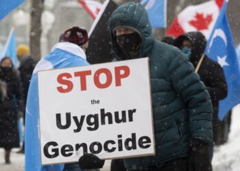 Manifestantes se expresan contra China frente a los edificios del Parlamento en Ottawa, Ontario, por el genocidio de la etnia musulmana uigur. (Adrian Wyld / The Canadian Press vía AP)