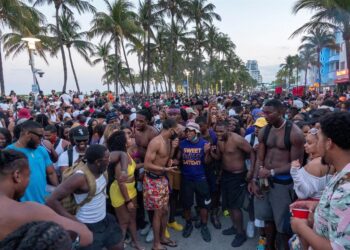 Turistas ocupan las calles de Miami Beach, el 20 de marzo de 2021 en Miami Beach, Florida, Estados Unidos. EFE/Cristóbal Herrera