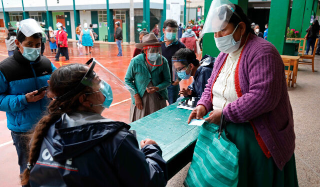 AME9291.CUSCO (PERÚ), 11/04/2021.- Una mujer ejerce su derecho al voto durante las elecciones presidenciales hoy, en un centro de votación en Cusco (Perú). Más de 25 millones de peruanos acuden desde las 7.00 horas de este domingo a votar para elegir al nuevo presidente para el periodo 2021-2026, dos vicepresidentes, 130 legisladores y cinco representantes para el Parlamento Andino, en unos comicios marcados por las medidas para evitar los contagios por la covid-19. EFE/ Stringer