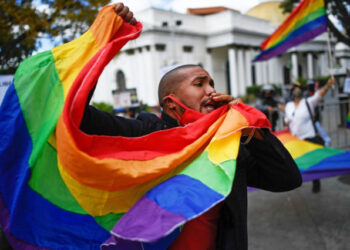 (FILES) In this file photo taken on February 11, 2021 a member of the Venezuelan LGBTI (lesbian, gay, bi-sexual, transsexual and intersex) community takes part in a demonstration demanding marriage equality, in front of the National Assembly building in Caracas. - LGBTI organizations in Venezuela, which is behind in the line of Latin American countries in terms of rights of the LGBTI community, are pushing for the new Parliament to discuss an equal marriage law in 2021. (Photo by Federico PARRA / AFP)