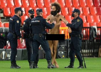 Momento de la detención de Olmo García, que invadió desnudo el campo de Los Cármenes. Foto CRISTINA QUICLER AFP)