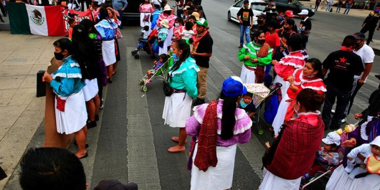 Padres de los 43 de Ayotzinapa anuncian búsqueda entre el 19 y el 23 de mayo. Foto EFE,