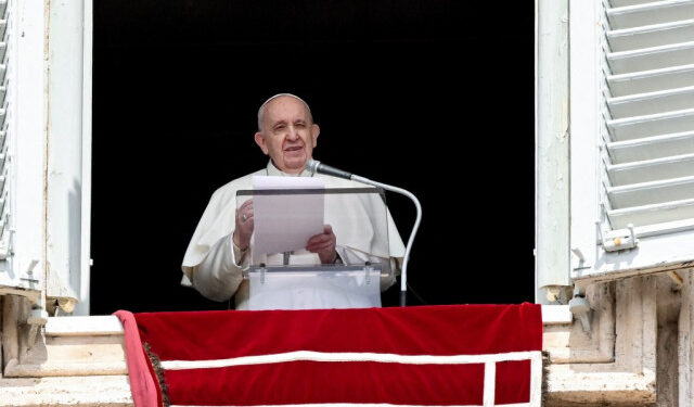 Pope Francis leads the recitation of the Regina Coeli prayer from the window of the apostolic palace overlooking St. Peter's Square in The Vatican on April 18, 2021. - Pope Francis, after various closures due to the Covid-19 pandemic, reappeared at the window of the Apostolic Palace on April 18 to lead the recitation of the Regina Coeli prayer with the faithful gathered in the Square. (Photo by Vincenzo PINTO / AFP)