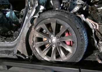Los restos de un vehículo Tesla después de que se estrellara en The Woodlands, Texas, 17 de abril de 2021. REUTERS/SCOTT J. ENGLE