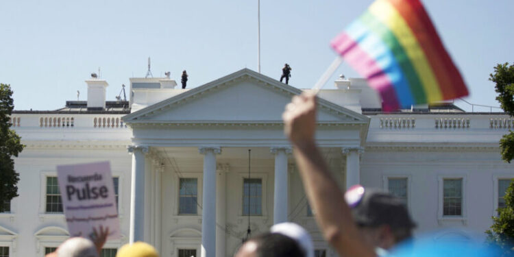 Una marcha del orgullo gay pasa frente a la Casa Blanca, el 11 de junio de 2017 en Washington. (AP Foto/Carolyn Kaster)