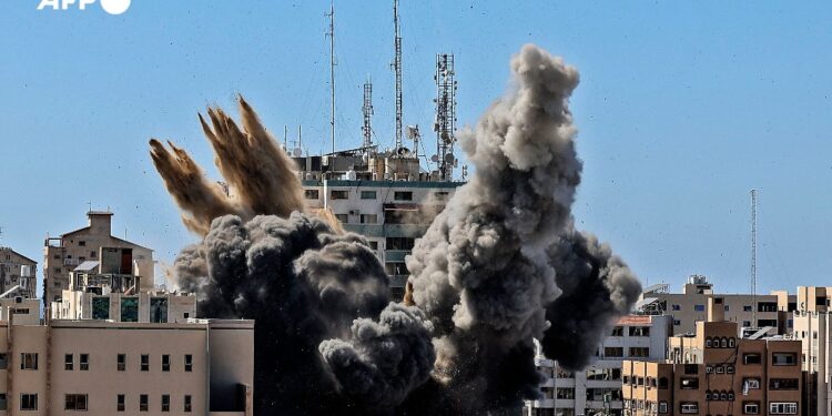 AP se declaró conmocionada y horrorizada por el ataque israelí a sus oficinas y las de Al-Jazeera en Gaza. Foto AFP