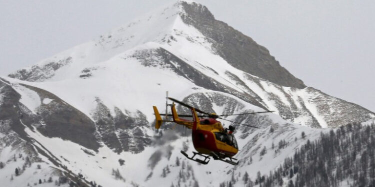 Un helicóptero de rescate en un operativo en el sitio del accidente de un avión Airbus A320 cerca de Seyne-les-Alpes, Francia, mar 24 2015. Un avión Airbus operado por la aerolínea alemana de bajo costo Germanwings, propiedad de Lufthansa, se estrelló el martes en una zona remota de los Alpes franceses y se teme la muerte de las 150 personas a bordo.    REUTERS/Jean-Paul Pelissier