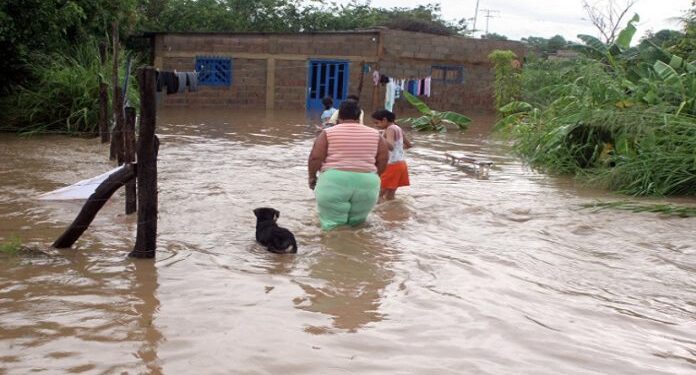 VICTOR ARIAS
LOCALES
CAOS POR LAS LLUVIAS Y GRANIZO EN ANACO  Desde la una y media de la tarde comenzó una tempestuosa lluvia y de inmediato comenzaron a zonar los telefonos de los cuerpos de rescate de la ciudad de Anaco. Varios sectores se encontraban en un completo caos por la cantidad de agua que circulaba dentro y fuera de las casas.