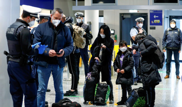 Imagen de archivo de agentes de la policía federal revisando a pasajeros que llegan desde Reino Unido al Aeropuerto de Fráncfort, en medio de la pandemia de COVID-19, en Fráncfort, Alemania. 30 de enero, 2021. REUTERS/Ralph Orlowski/Archivo