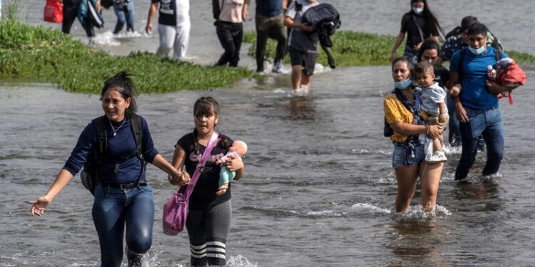 Familias migrantes de #Venezuela cruzan el río Bravo desde México hacia Estados Unidos REUTERS/Go Nakamura
