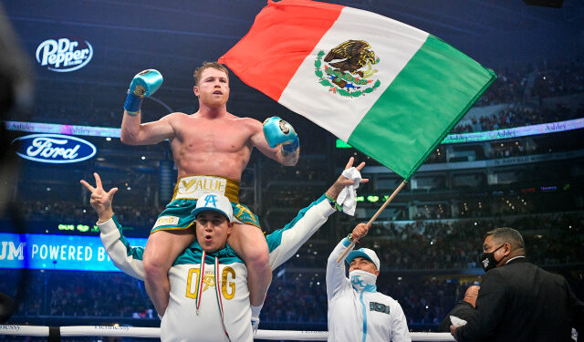 Saúl "Canelo" Álvarez celebrando con un miembro de su equipo tras derrotar a Billy Joe Saunders. Estadio AT&T, Arlington, Texas, EEUU. 8 de mayo de 2021.
CREDITO OBLIGADO USA TODAY/Jerome Miron