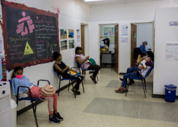 Women keep safety distances among them as they wait to see a doctor at a clinic of the organization Doctors Without Borders (MSF) installed in Barcelona, Anzoategui State, Venezuela, on March 16, 2021. - The NGO Doctors Without Borders is giving free contraceptive methods, mostly for teenagers, in a country where they have prohibitively high prices. (Photo by Pedro Rances Mattey / AFP)