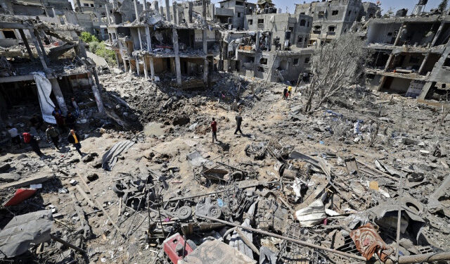 TOPSHOT - Palestinians assess the damage caused by Israeli air strikes, in Beit Hanun in the northern Gaza Strip, on May 14, 2021. - Israel pounded Gaza and deployed extra troops to the border as Palestinians fired barrages of rockets back, with the death toll in the enclave on the fourth day of conflict climbing to over 100. (Photo by MAHMUD HAMS / AFP)