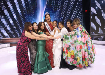 HOLLYWOOD, FLORIDA - MAY 16: Sheryl Adkins-Green, Arden Cho, Christine Duffy, Miss Universe 2021 Andrea Meza, Deepica Mutyala, Tatyana Orozco, Brook Lee and Keltie Knight pose onstage at the Miss Universe 2021 Pageant at Seminole Hard Rock Hotel & Casino on May 16, 2021 in Hollywood, Florida.   Rodrigo Varela/Getty Images/AFP (Photo by Rodrigo Varela / GETTY IMAGES NORTH AMERICA / Getty Images via AFP)