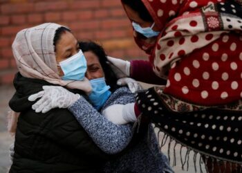 FILE PHOTO: Family members mourn a coronavirus disease (COVID-19) victim as the country recorded the highest daily increase in death since the pandemic began, in Kathmandu, Nepal May 3, 2021. REUTERS/Navesh Chitrakar
