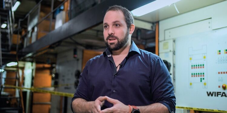 (FILES) In this file photo taken on June 14, 2019 The General Manager of Venezuelan newspaper El Nacional Jorge Makriniotis speaks during an interview with the AFP, at its printing press in Caracas. - Due to the shortage of paper and scarce personnel, the Venezuelan press was pushed to internet as a way to survive in a country with precarious connectivity. (Photo by Federico PARRA / AFP)