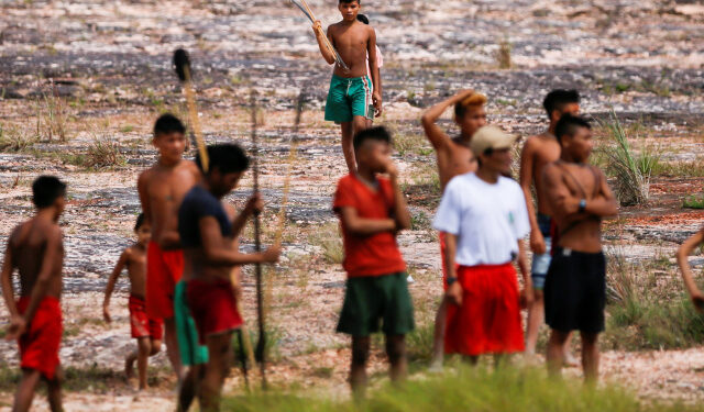 FFoto de archivo. Indigenas de la etnia Yanomami en el Cuarto Surucucu Special Frontier Platoon en el municipio de Alto Alegre. Estado de  Roraima, Brasil Julio 1, 2020. REUTERS/Adriano Machado/